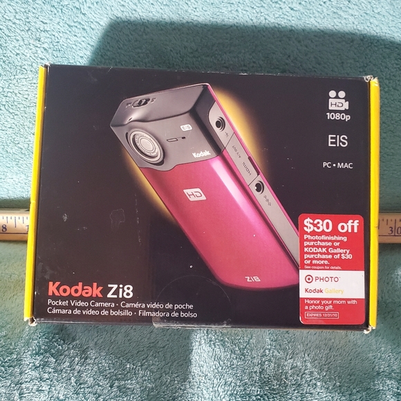 Kodak ZI8 HD ビデオカメラ ラズベリー Kodak Zi8 (Raspberry) HD pocket video camera at Crutchfield
